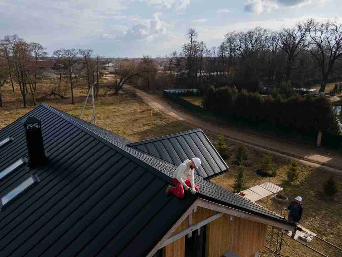 What Is the Difference Between Metal and Shingle Roofs